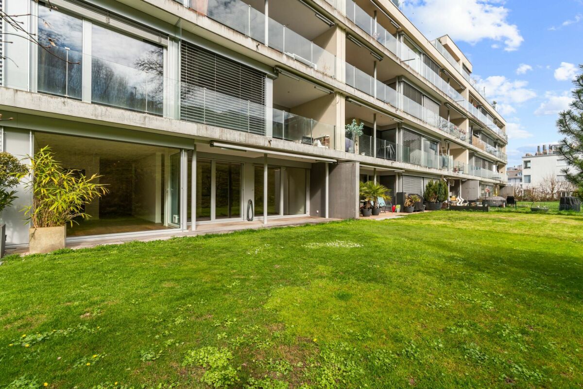 Mehrfamilienhaus mit Balkonfront und Gartenfläche