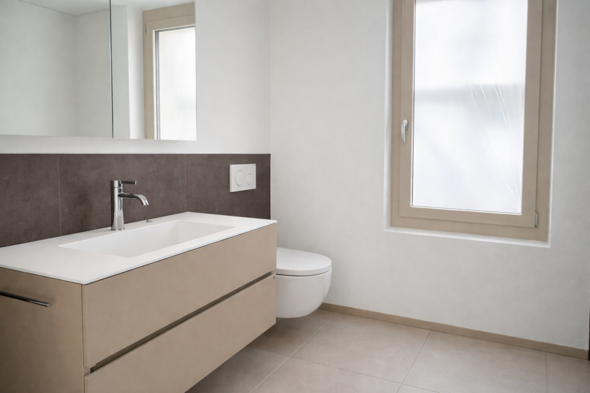 Modernes Badezimmer mit Waschtisch und WC