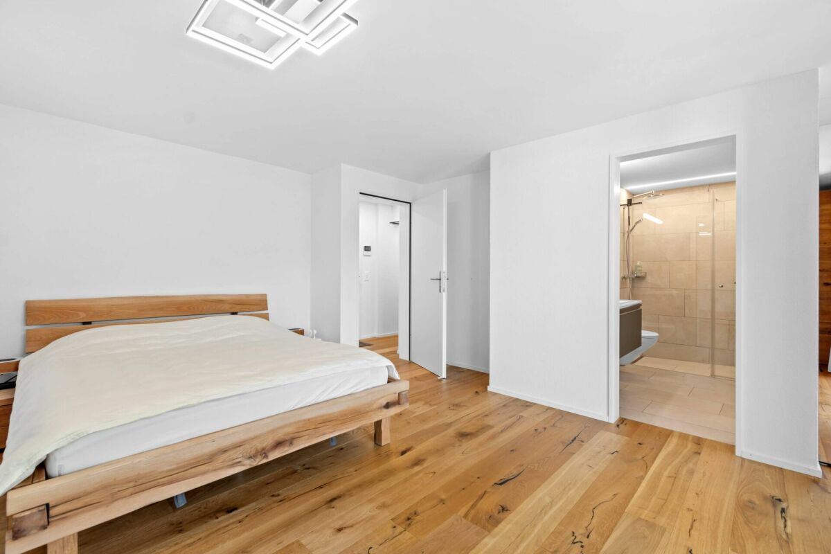 Modernes Schlafzimmer mit offenem Bad