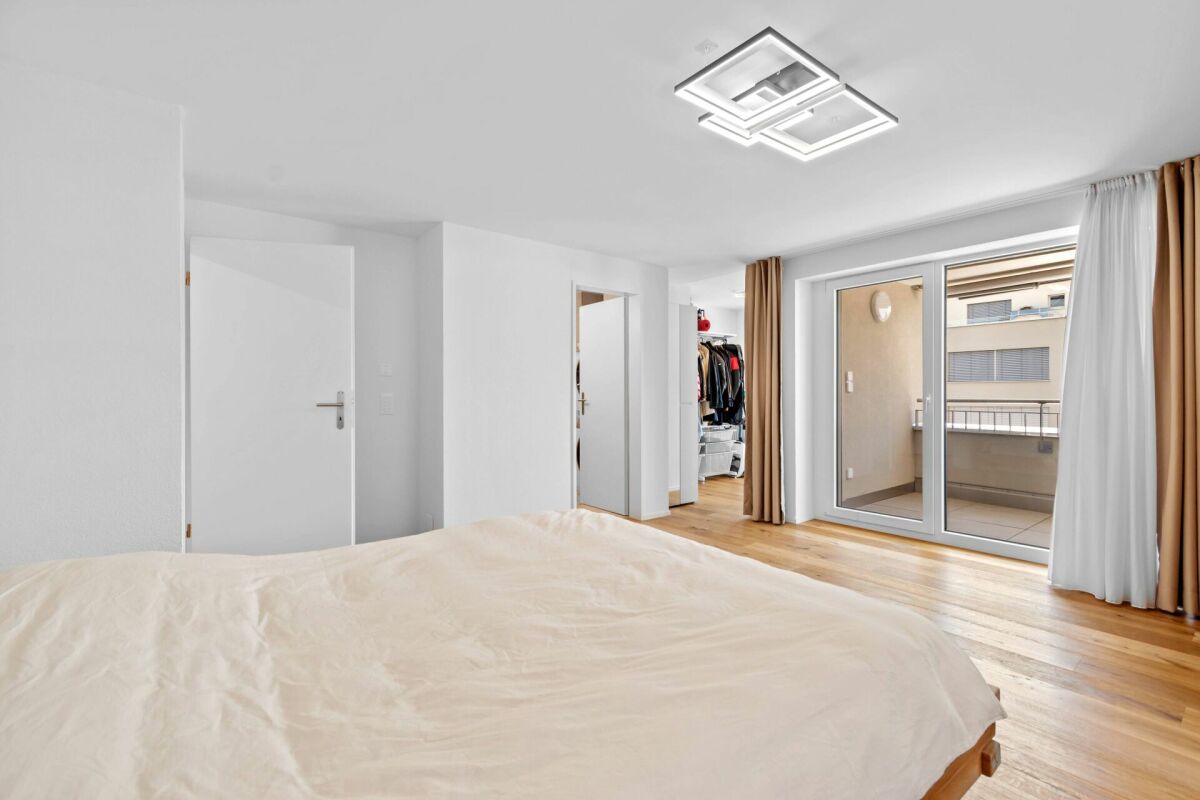 Helles Schlafzimmer mit Zugang zum Balkon