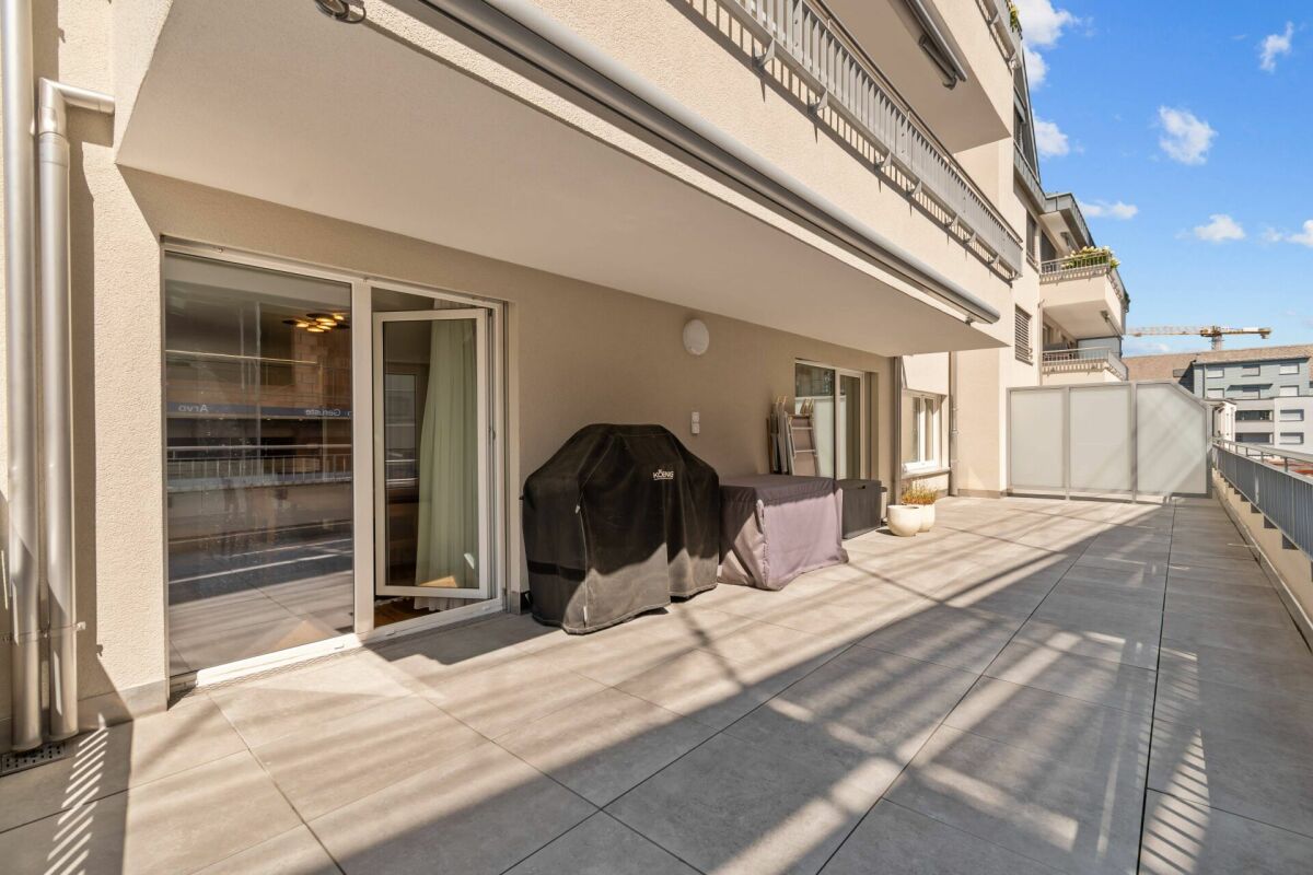 Große Dachterrasse an einem Mehrfamilienhaus