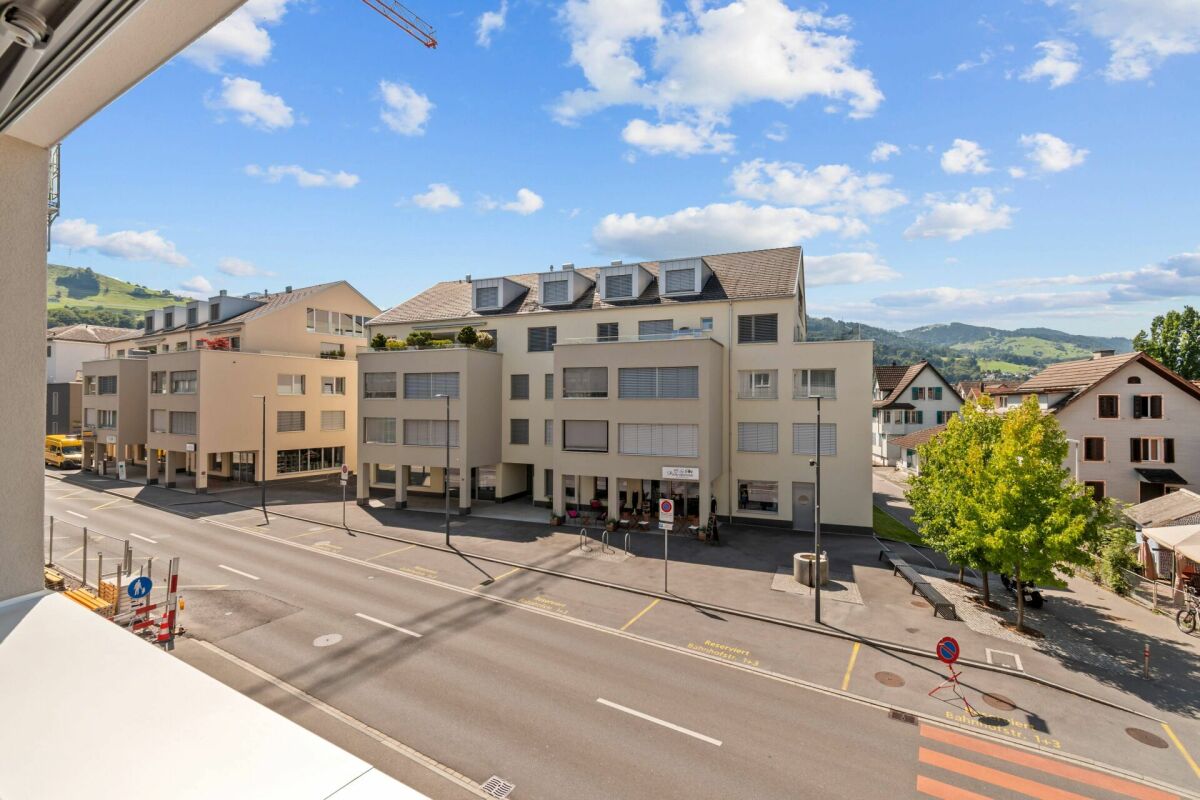 Blick auf eine Wohnanlage und Straße