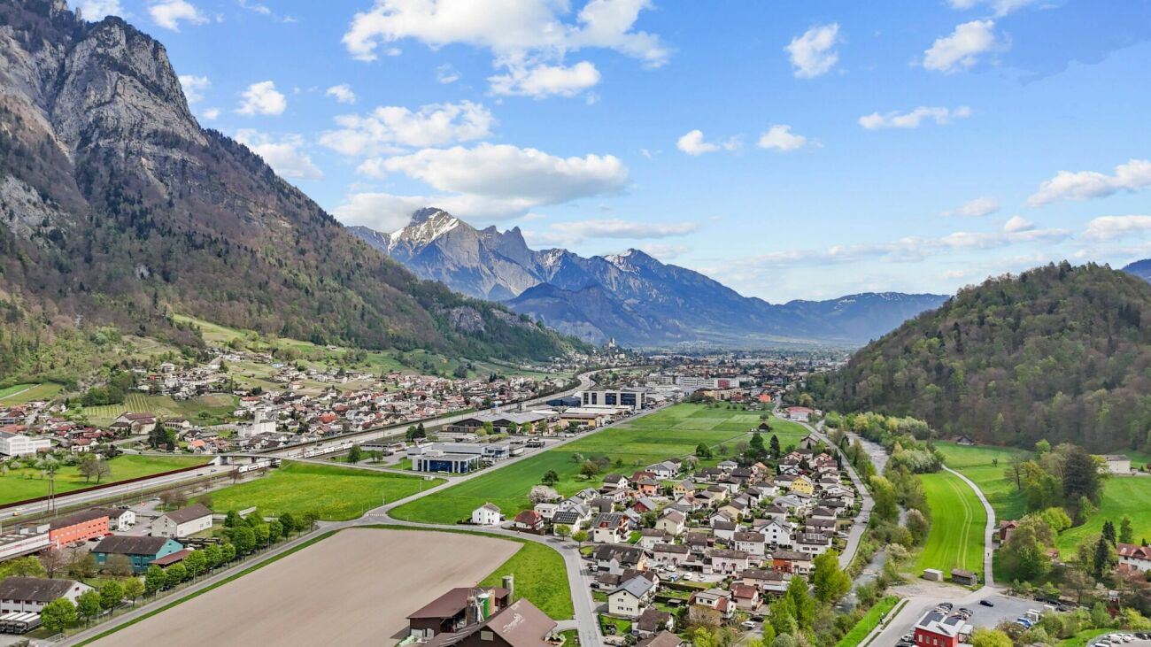 Luftaufnahme eines alpinen Tals