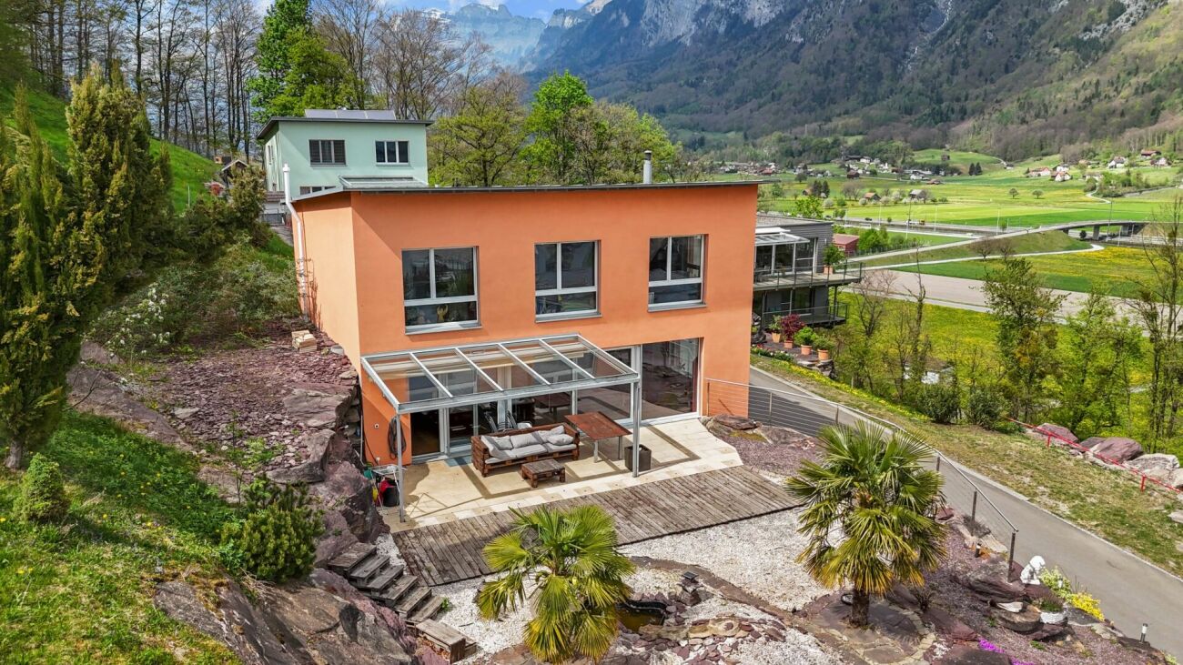 Modernes Haus in alpiner Hanglage