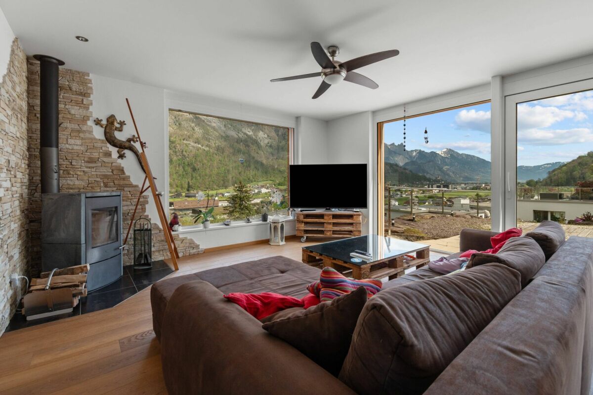 Wohnzimmer mit Panoramablick und Kaminofen