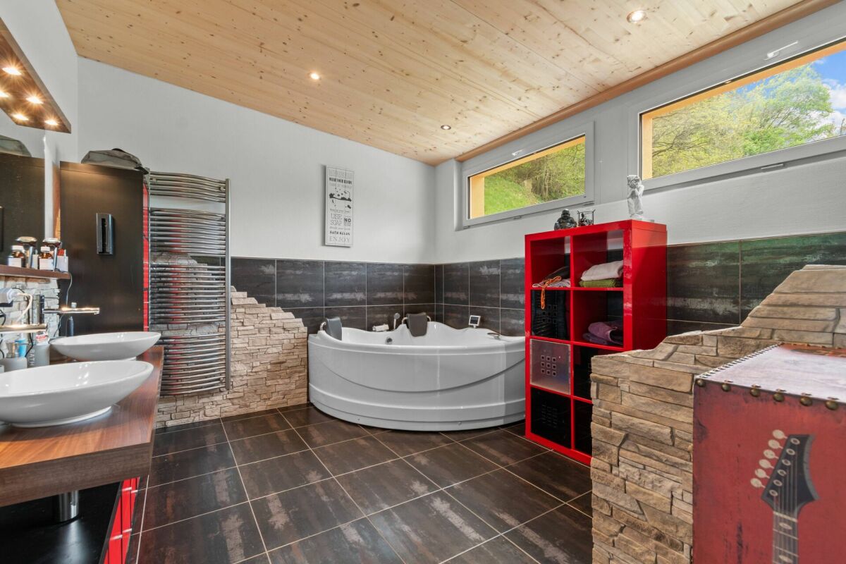 Modernes Badezimmer mit Holzdecke und Eckwanne