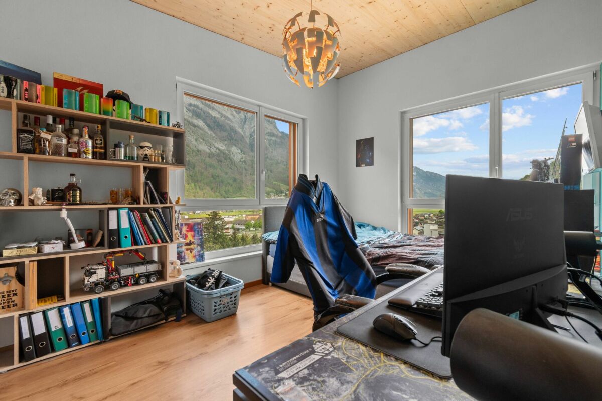 Arbeits- bzw. Schlafzimmer mit Bergblick