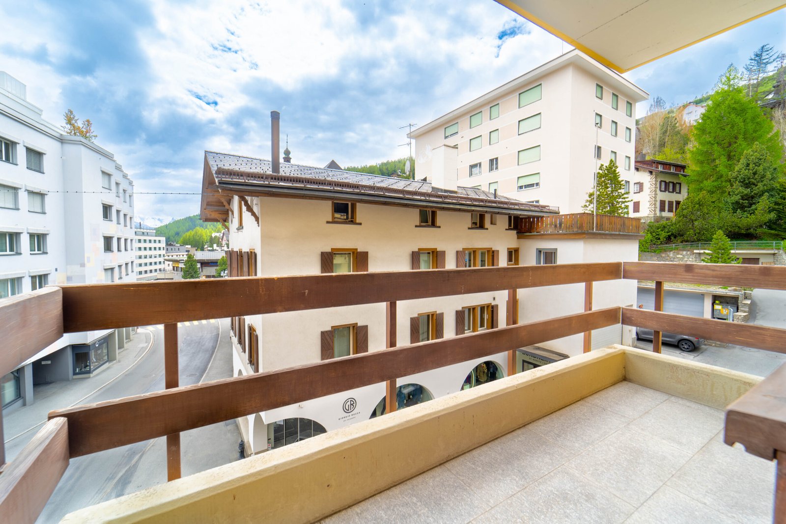 Balkon mit Berg- und Ortsblick