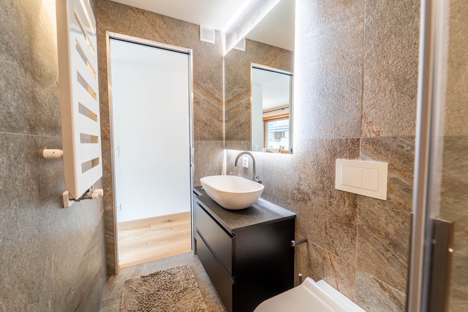 Modernes kleines Badezimmer mit Natursteinoptik