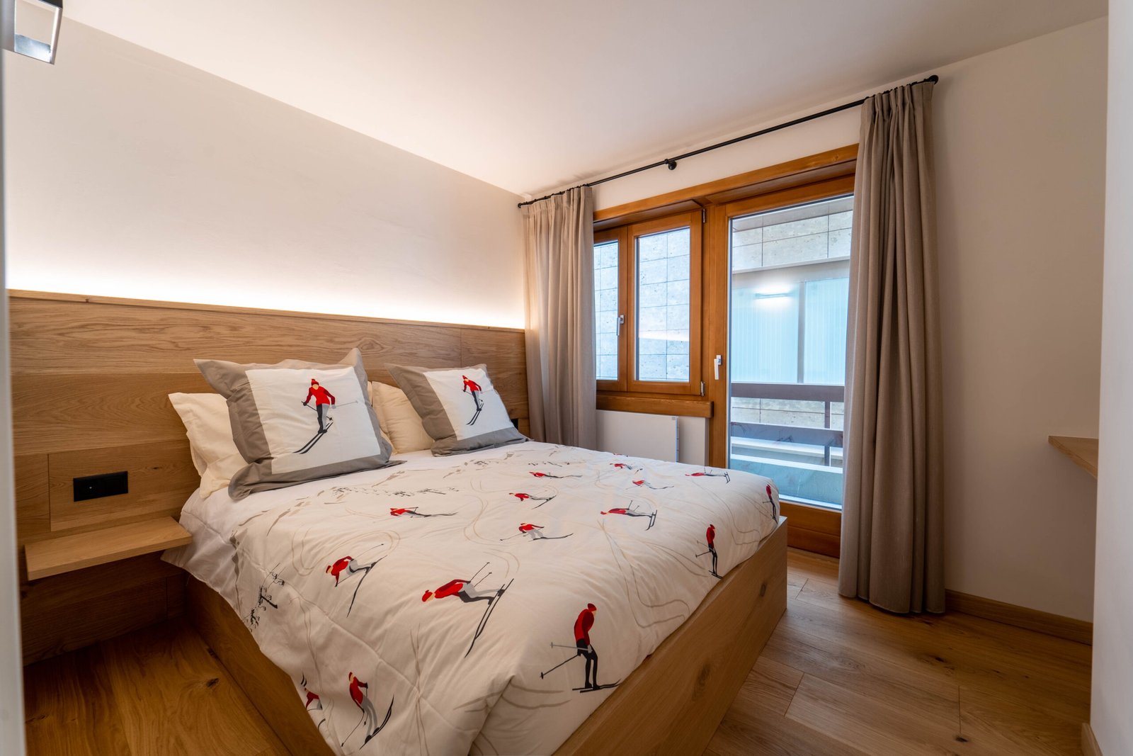 Schlafzimmer mit Holzakzenten