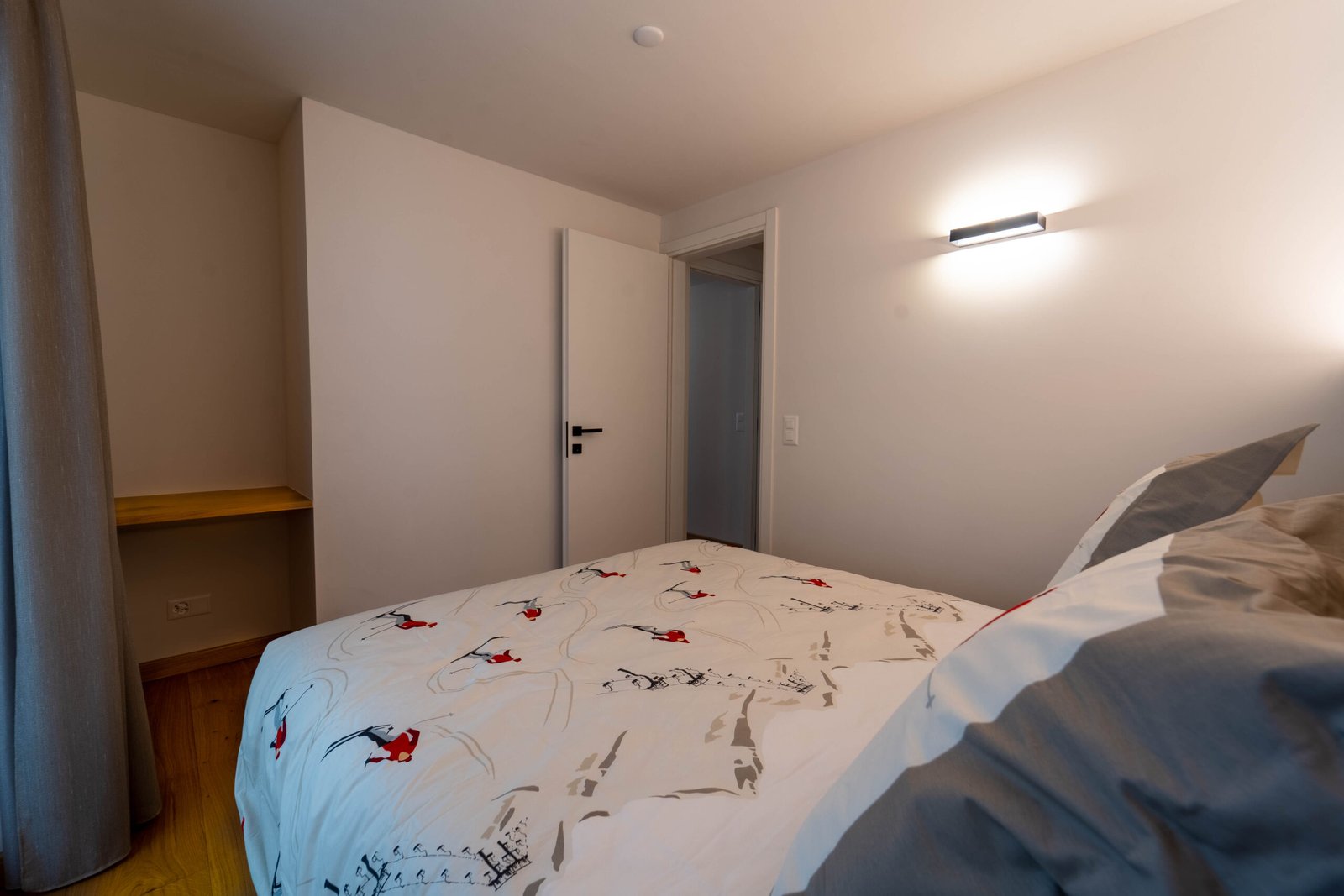 Modernes Schlafzimmer mit schlichtem Interieur