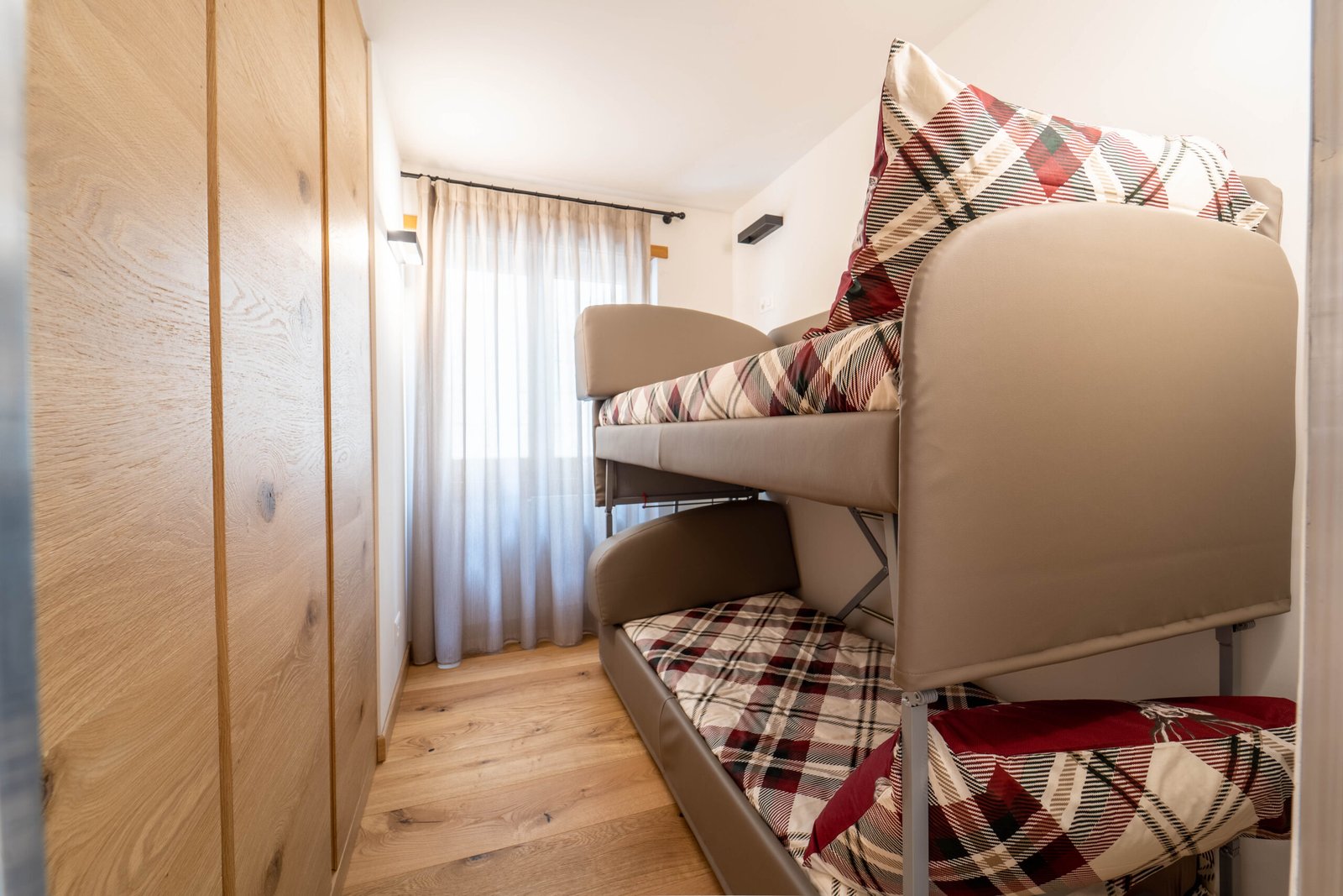 Kleines Schlafzimmer mit Etagenbett und Kleiderschrank