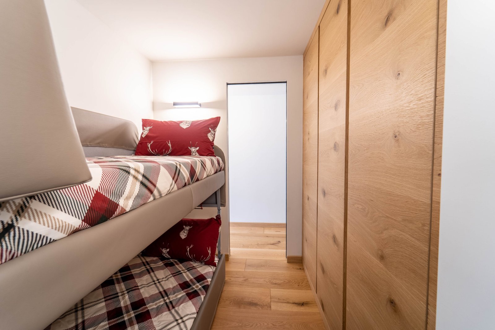 Schmale Schlafnische mit Etagenbett und Einbauschrank