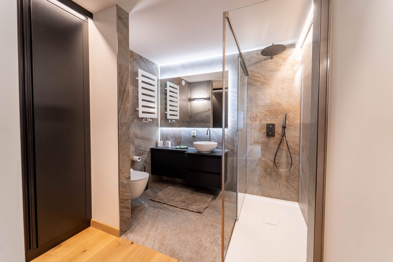 Modernes Badezimmer mit Dusche und Waschtisch
