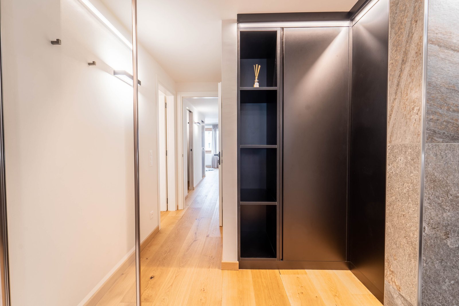 Moderner Eingangsflur mit Garderobenschrank