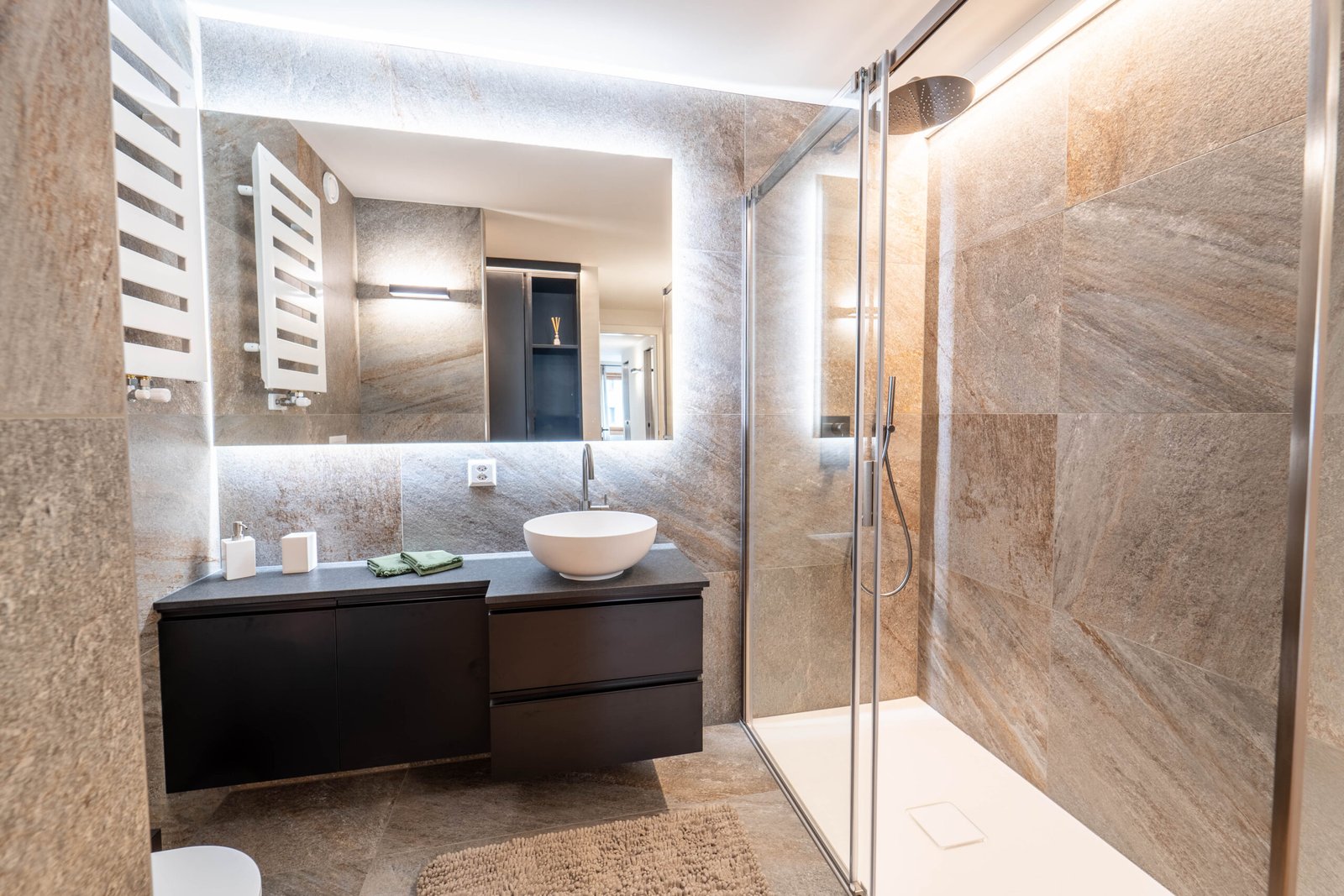 Modernes Bad mit begehbarer Dusche