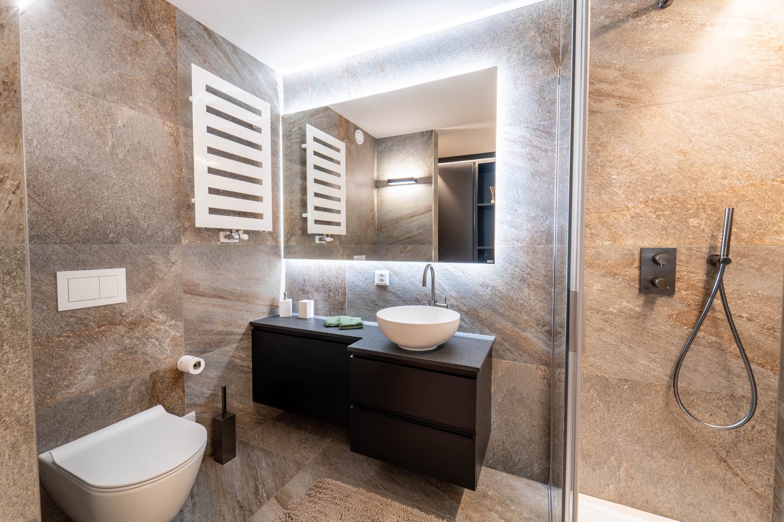 Modernes Bad mit Walk-in-Dusche und Waschtisch