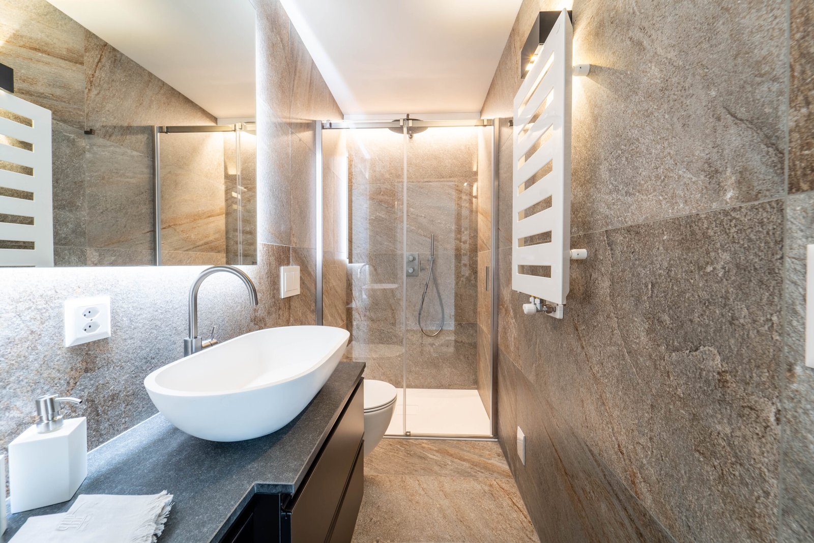 Modernes Badezimmer mit Natursteinoptik
