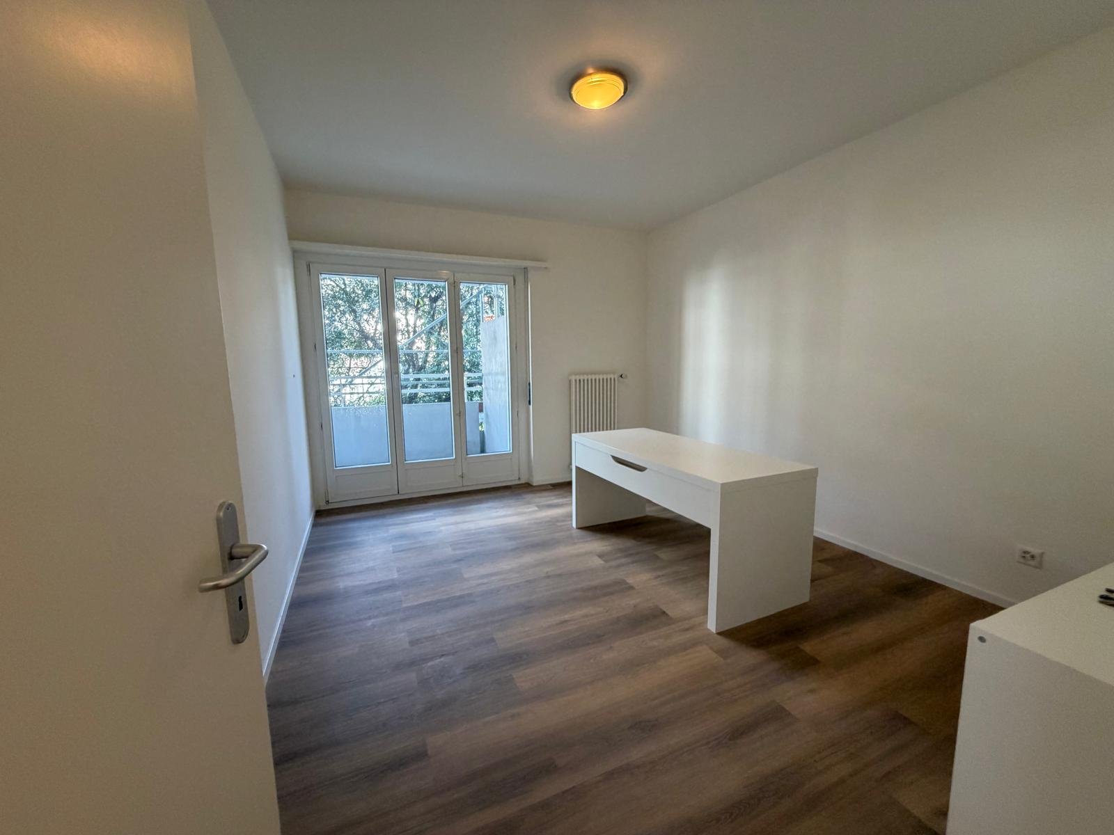 Heller, leerer Raum mit Balkon