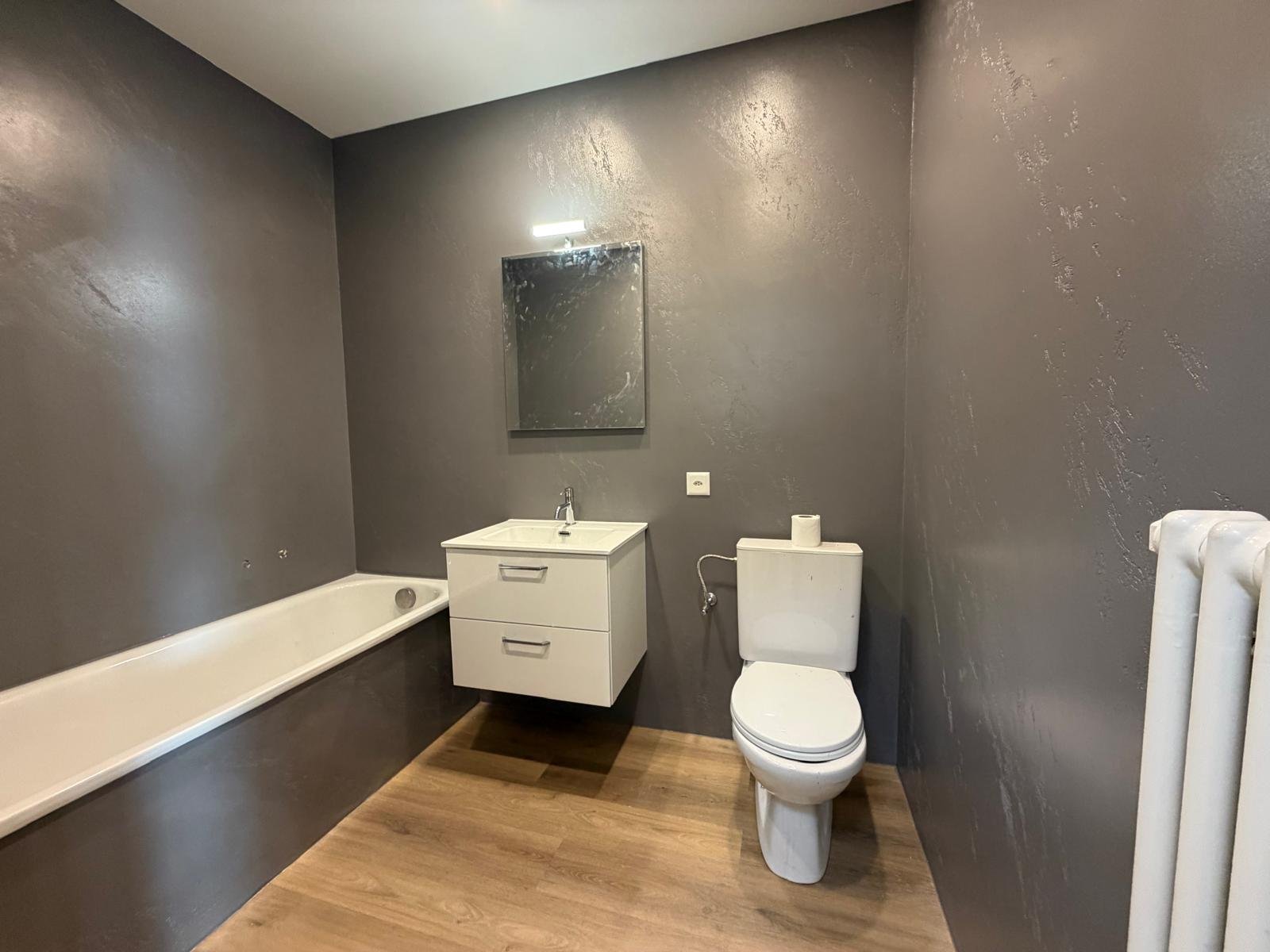 Modernes Bad mit Wanne, Waschtisch und WC