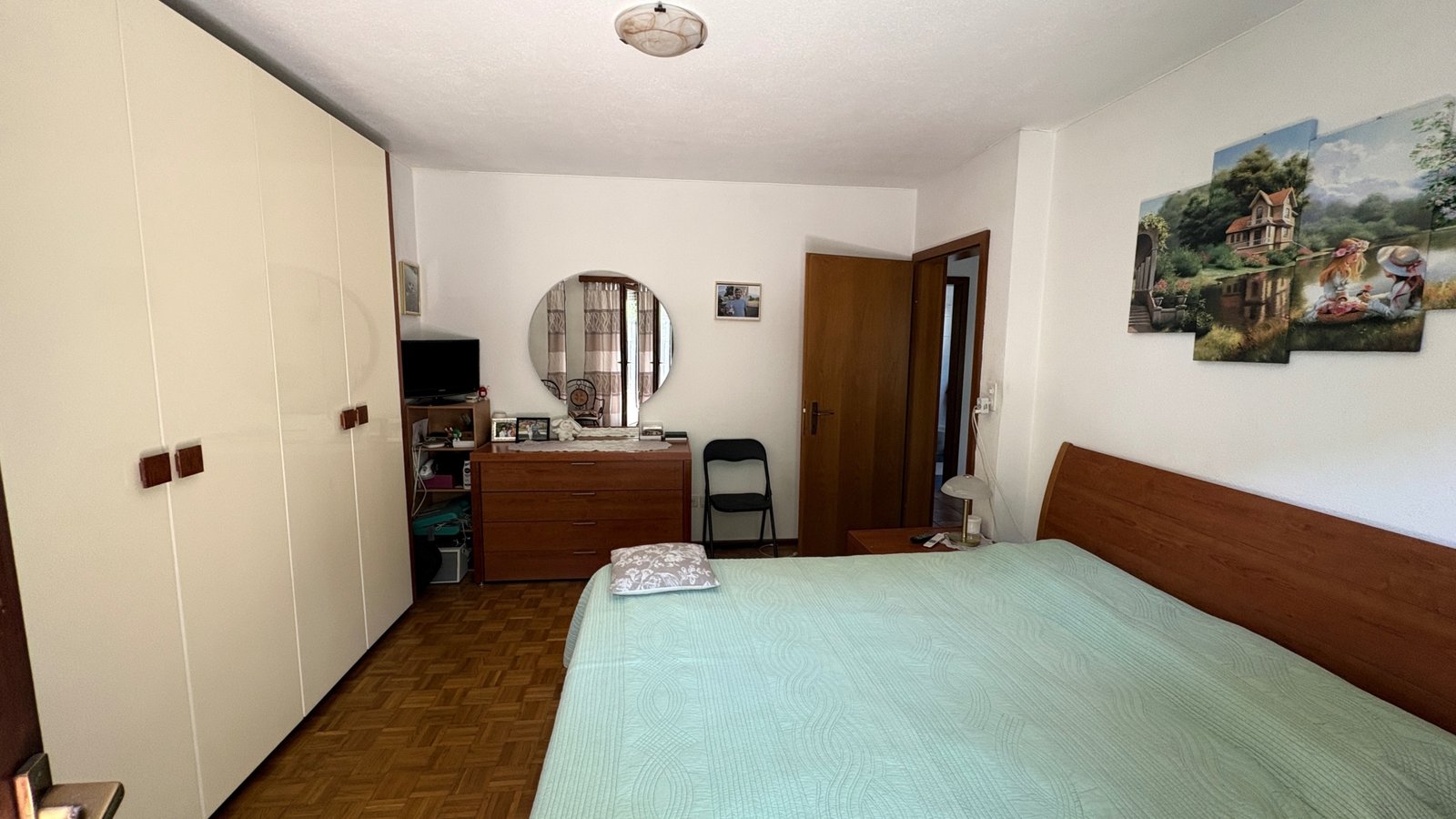 Schlafzimmer mit Holzmöbeln