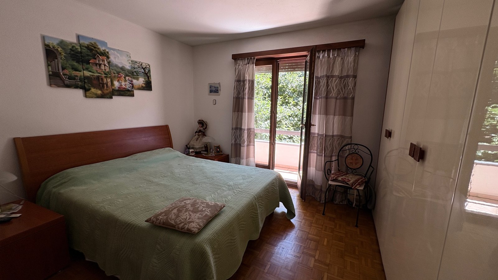 Schlafzimmer mit Balkonzugang