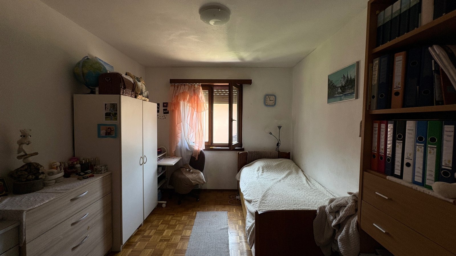 Kleines Schlafzimmer mit Einzelbett und Stauraum