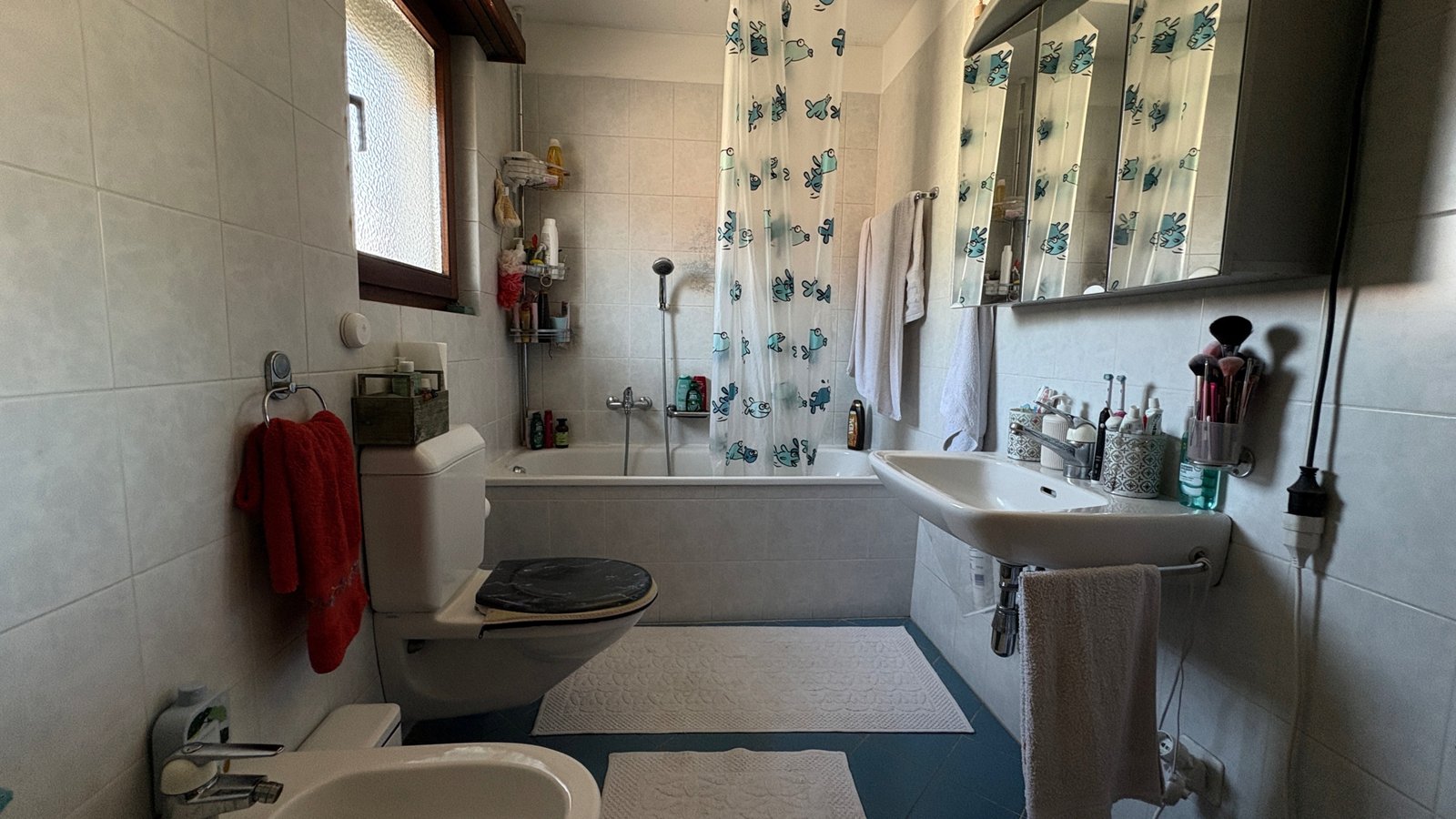 Badezimmer mit Badewanne und Waschtisch