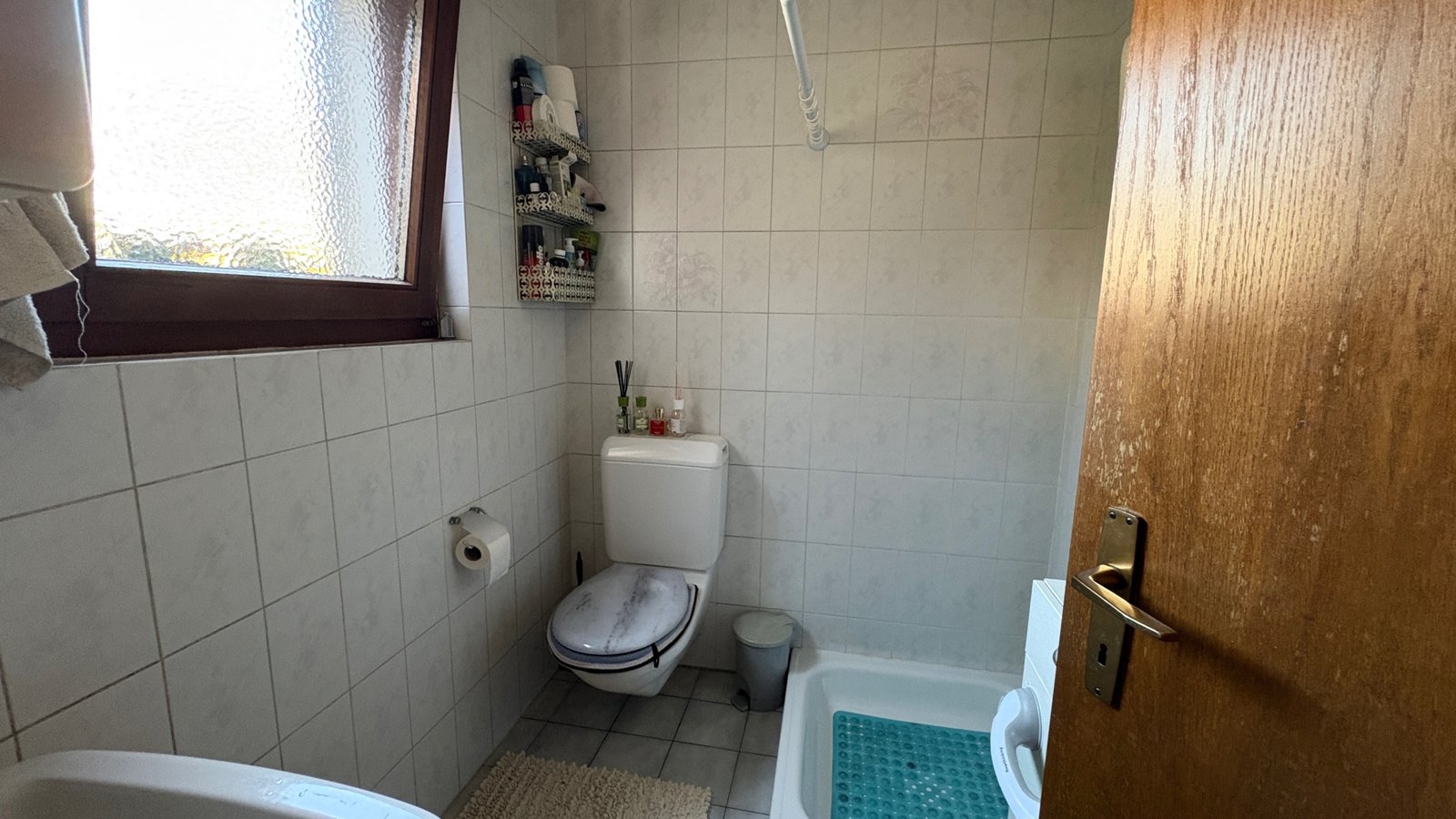 Kleines Badezimmer mit WC und Badewanne