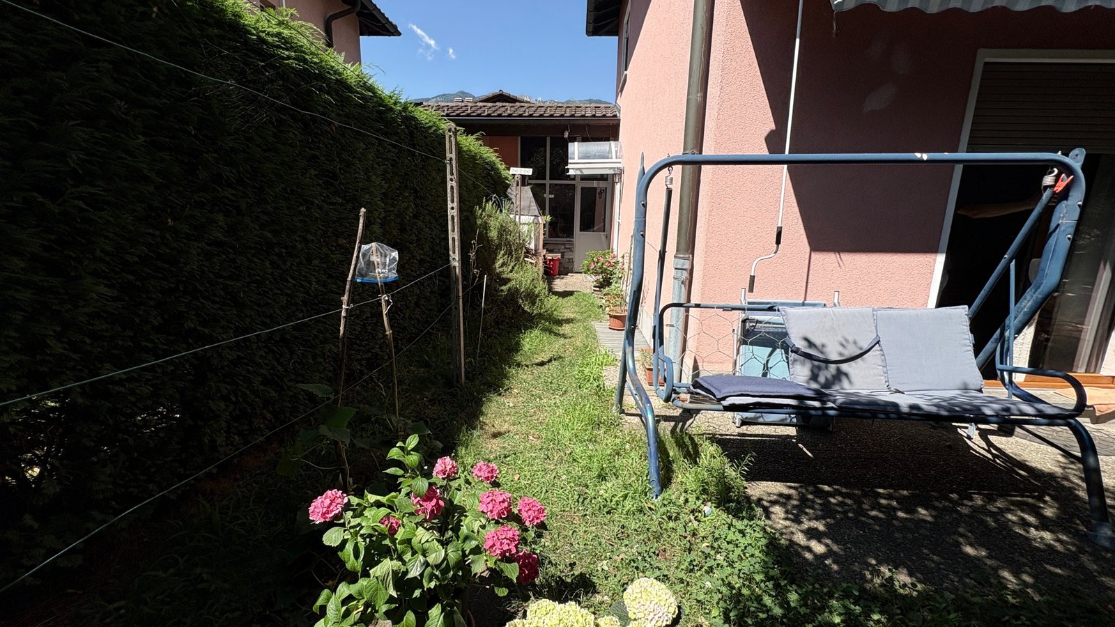 Garten- und Seitenbereich eines Wohnhauses