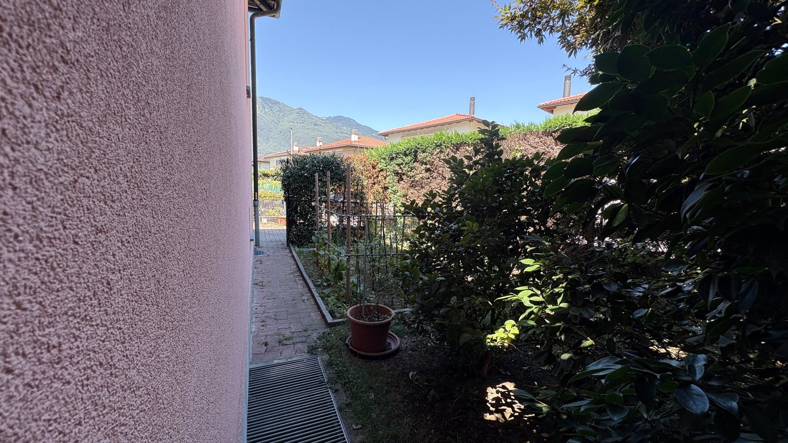 Garten- und Seitenansicht eines Hauses