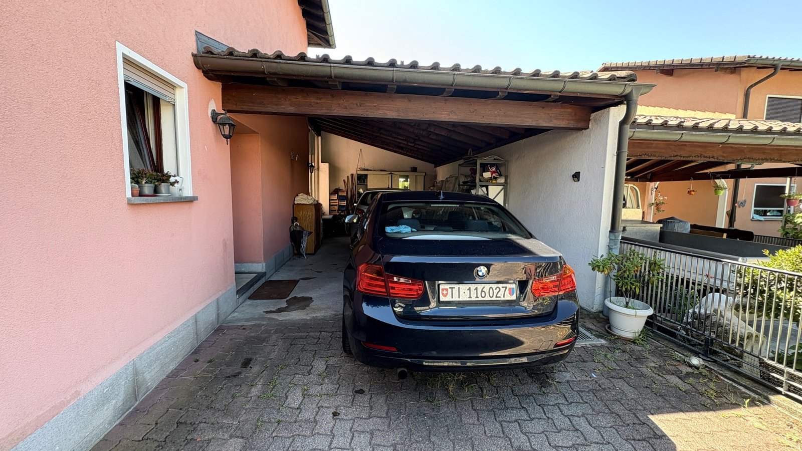 Überdachter Carport mit abgestellter Limousine