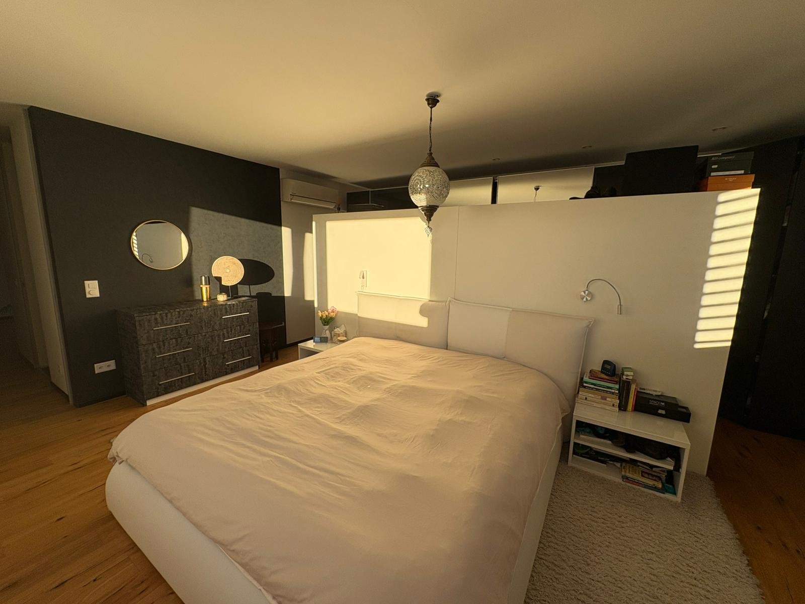 Modernes Schlafzimmer mit warmem Sonnenlicht