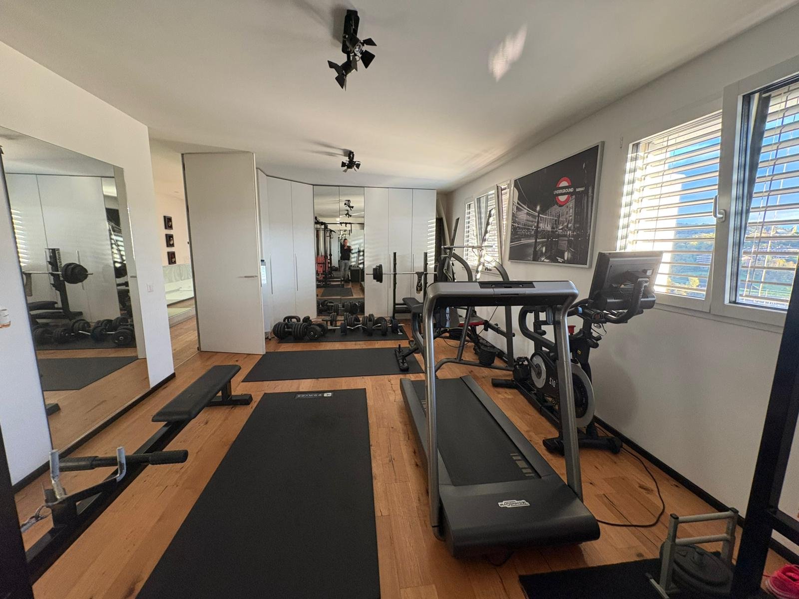 Heimfitnessraum mit Laufband