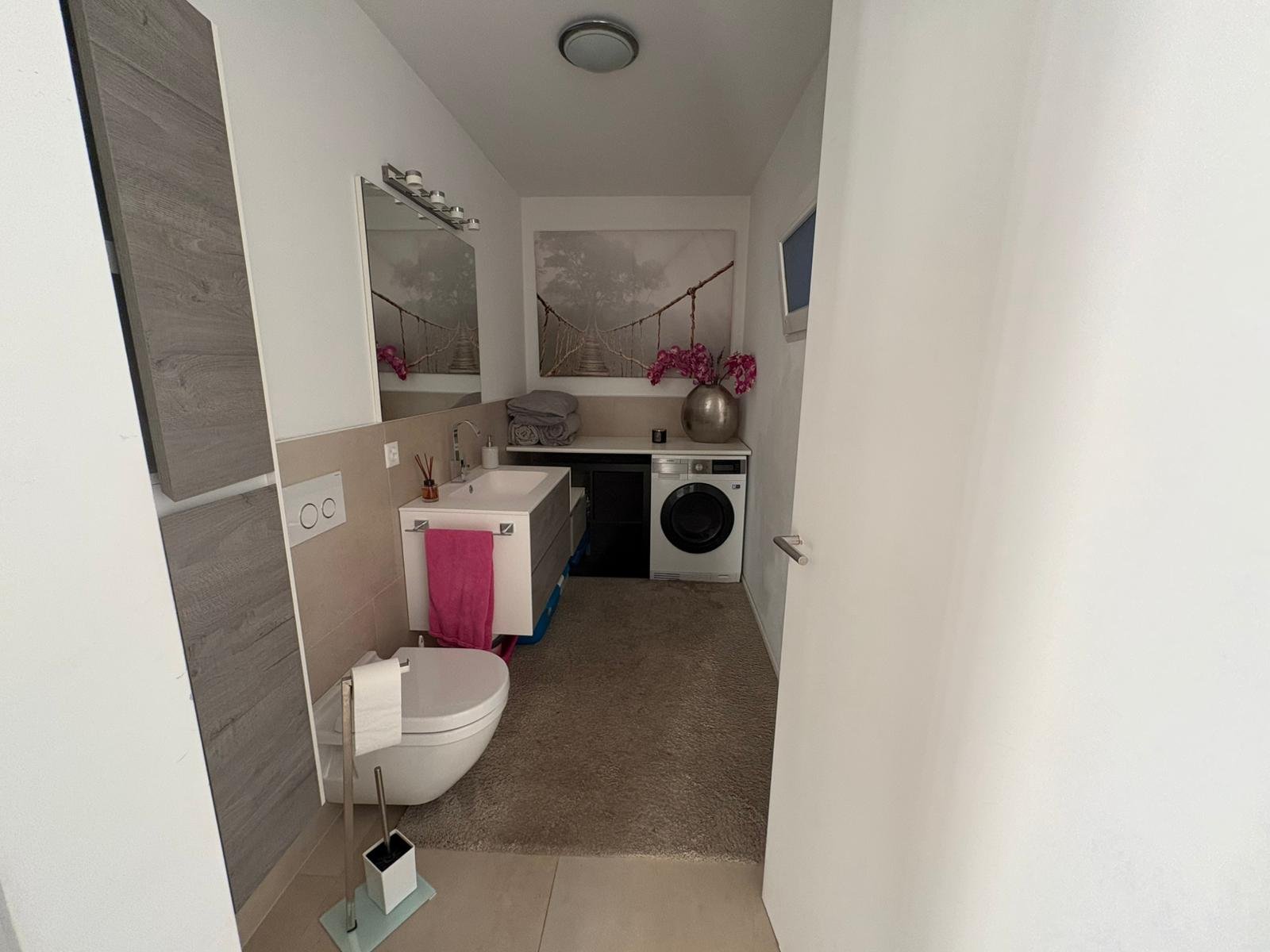 Kompaktes Bad mit Waschplatz und WC