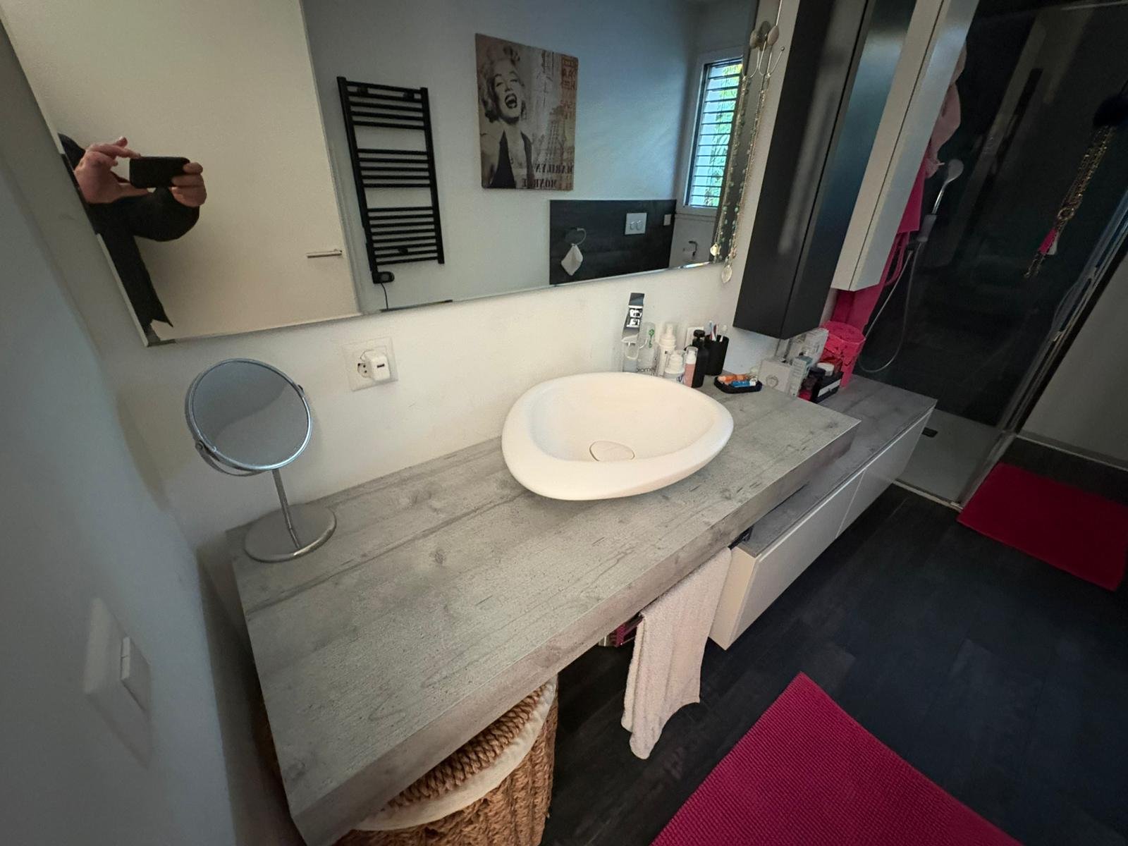 Modernes Badezimmer mit Waschtisch und Duschbereich