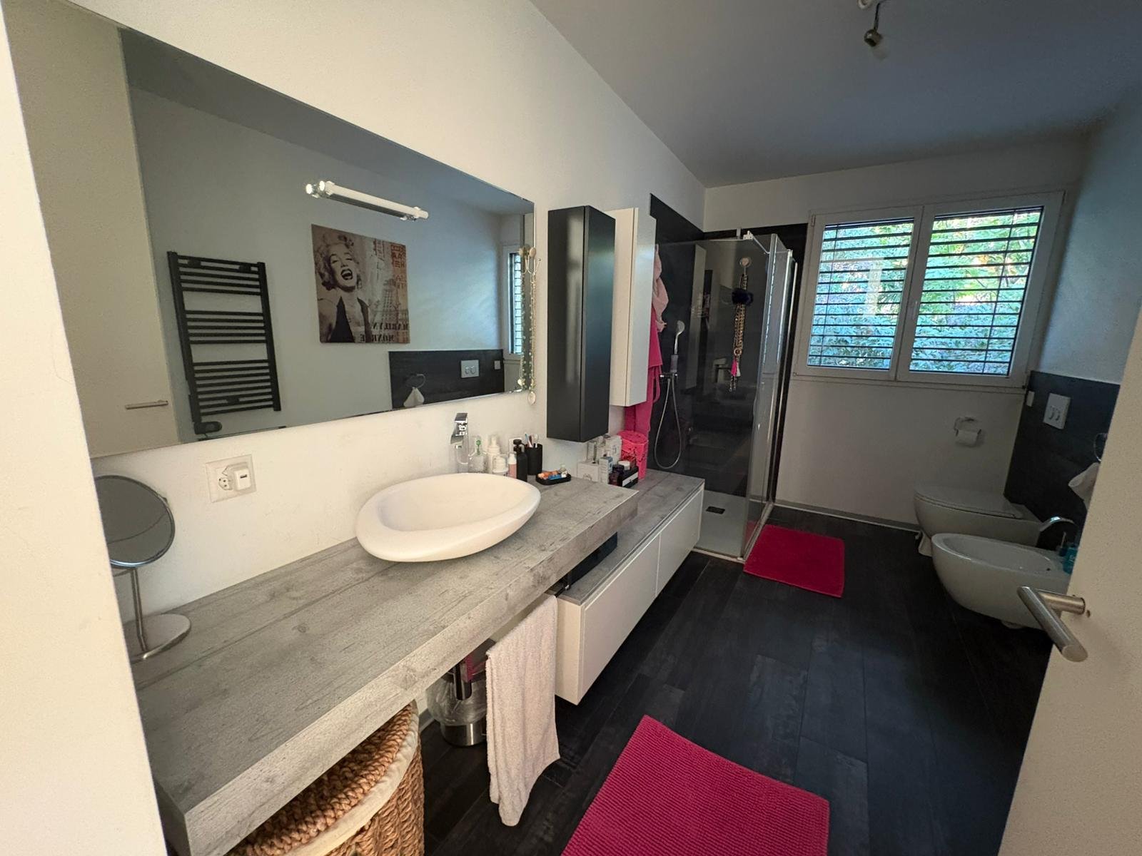 Modernes Badezimmer mit Doppelzone