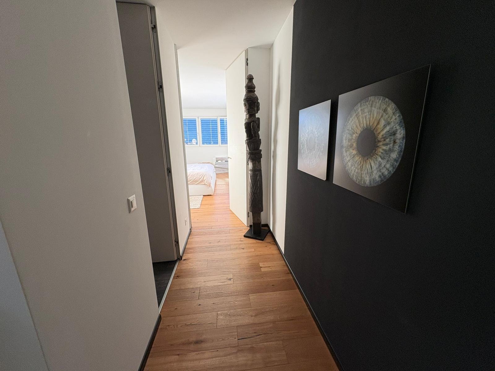 Flur mit Blick ins Schlafzimmer
