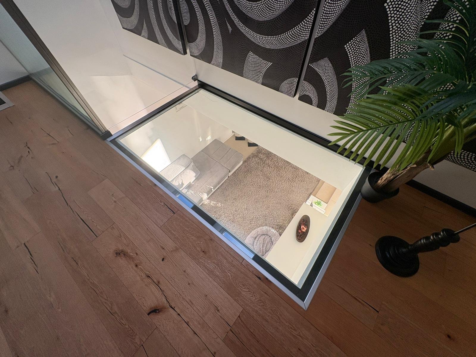 Galerie mit Glasbodenblick in den Wohnbereich
