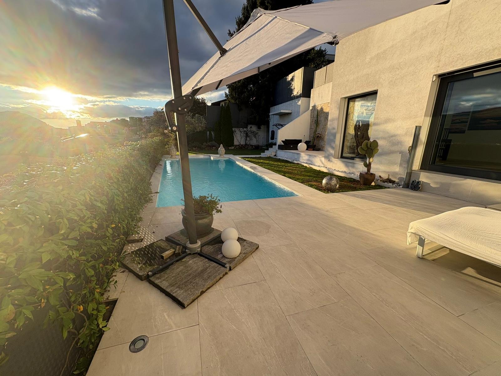 Poolterrasse mit moderner Architektur bei Sonnenuntergang