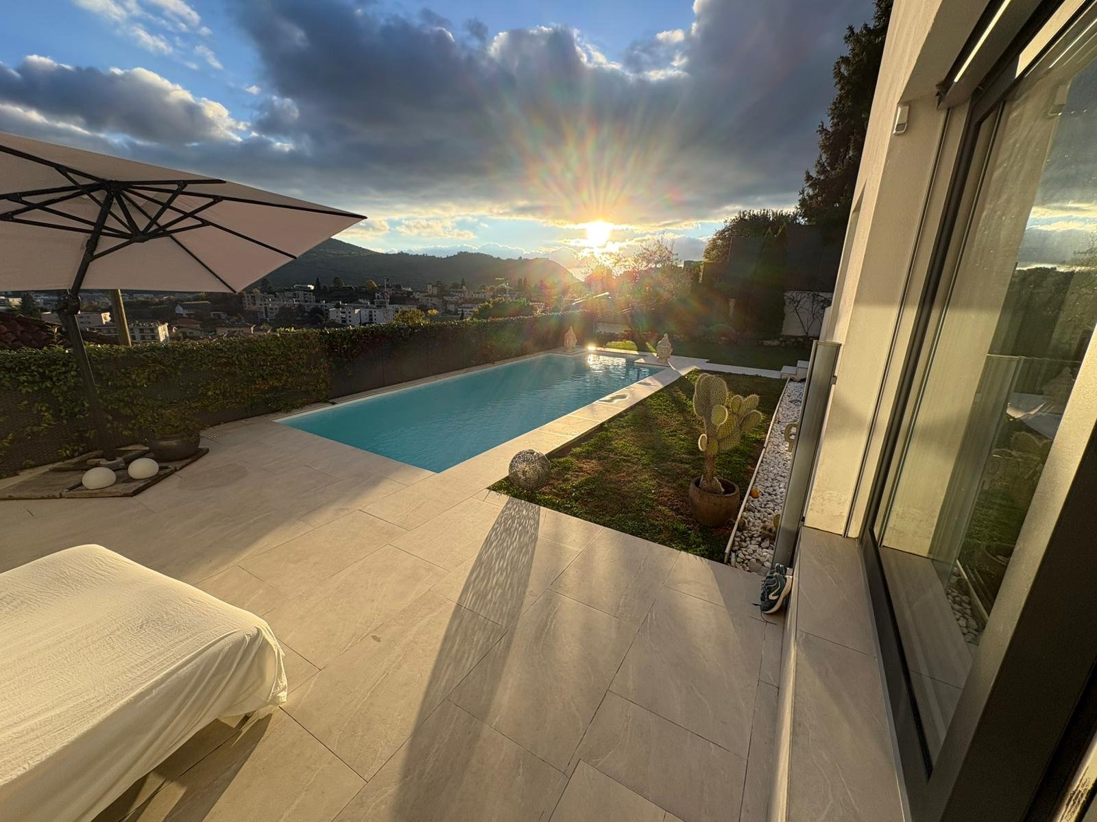 Luxuriöse Terrasse mit Pool bei Sonnenuntergang