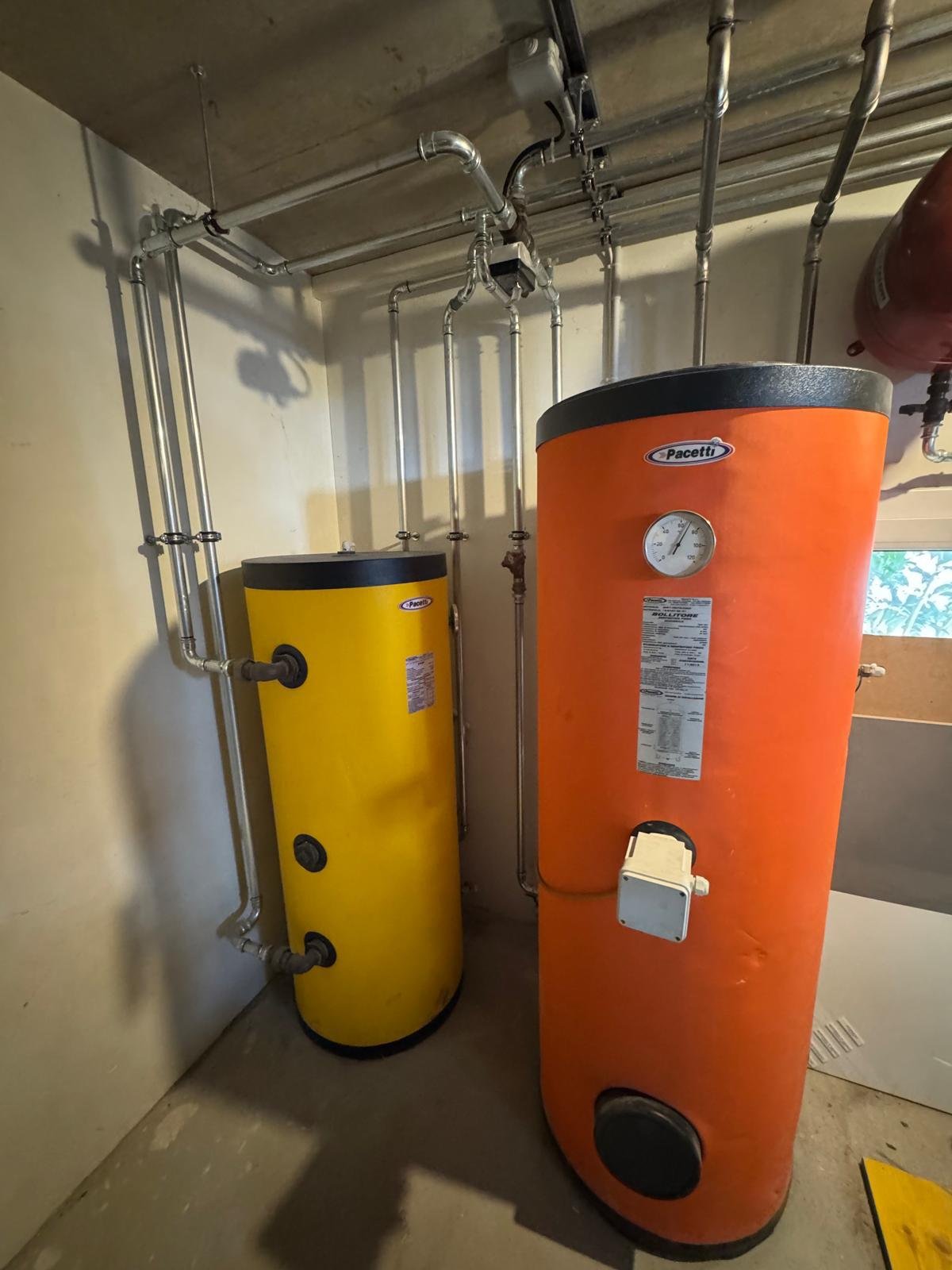 Heizungs- bzw. Technikraum mit Warmwasserspeichern