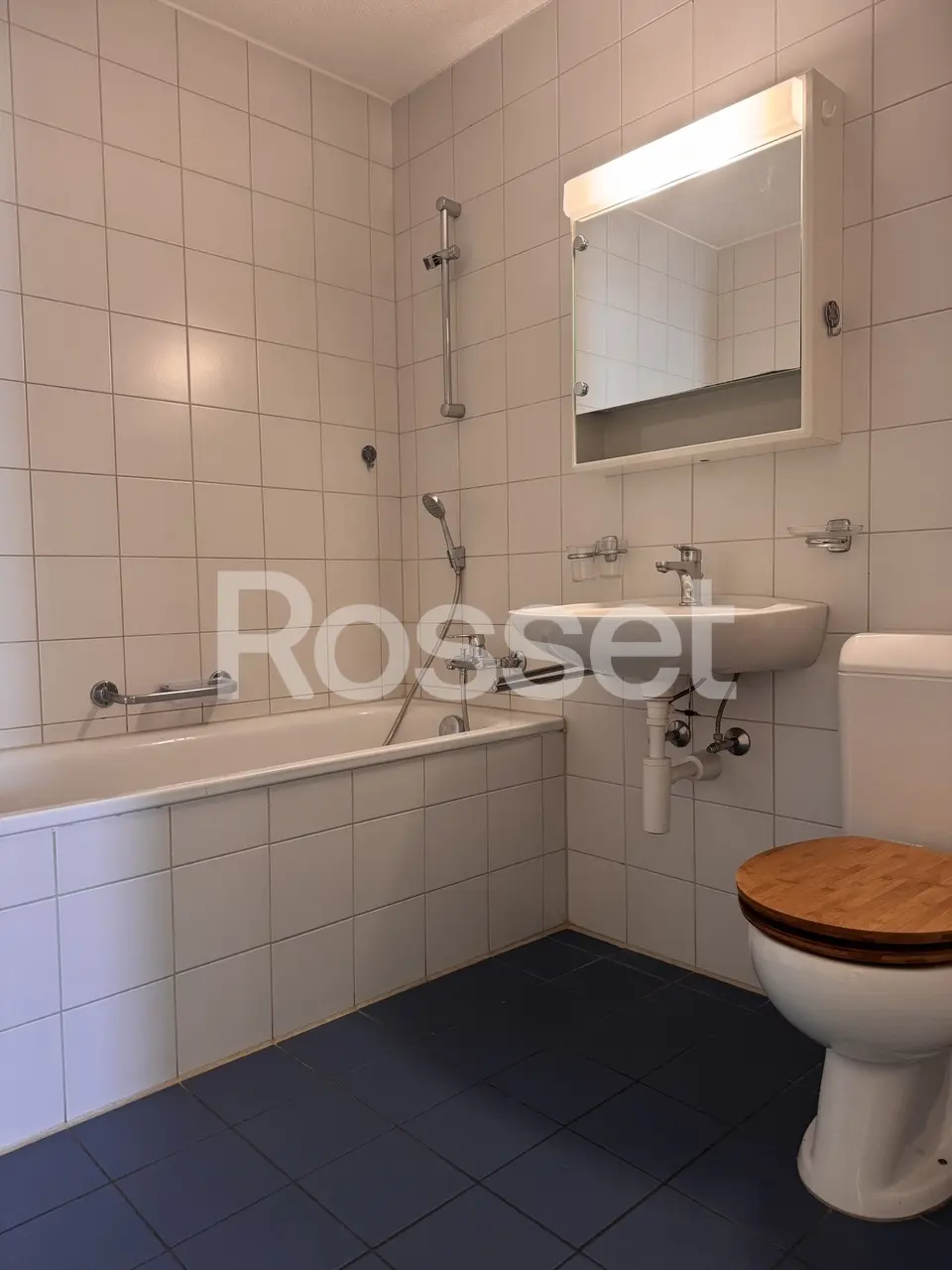 Badezimmer mit Badewanne und WC