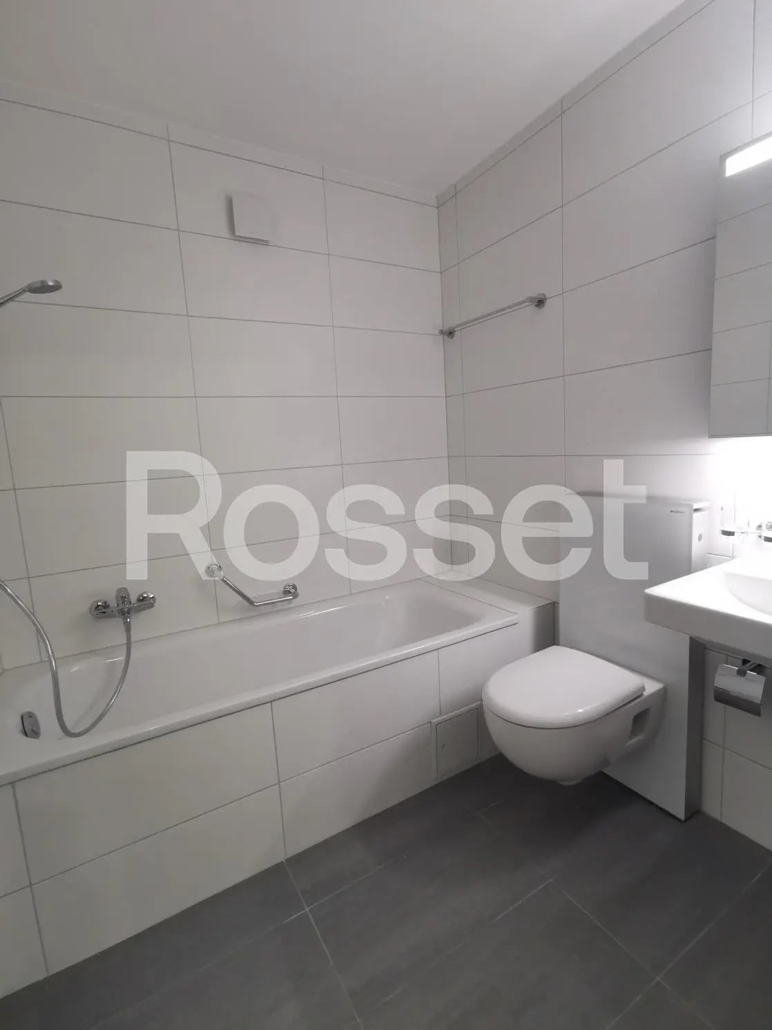Modernes Badezimmer mit Badewanne und Wand-WC