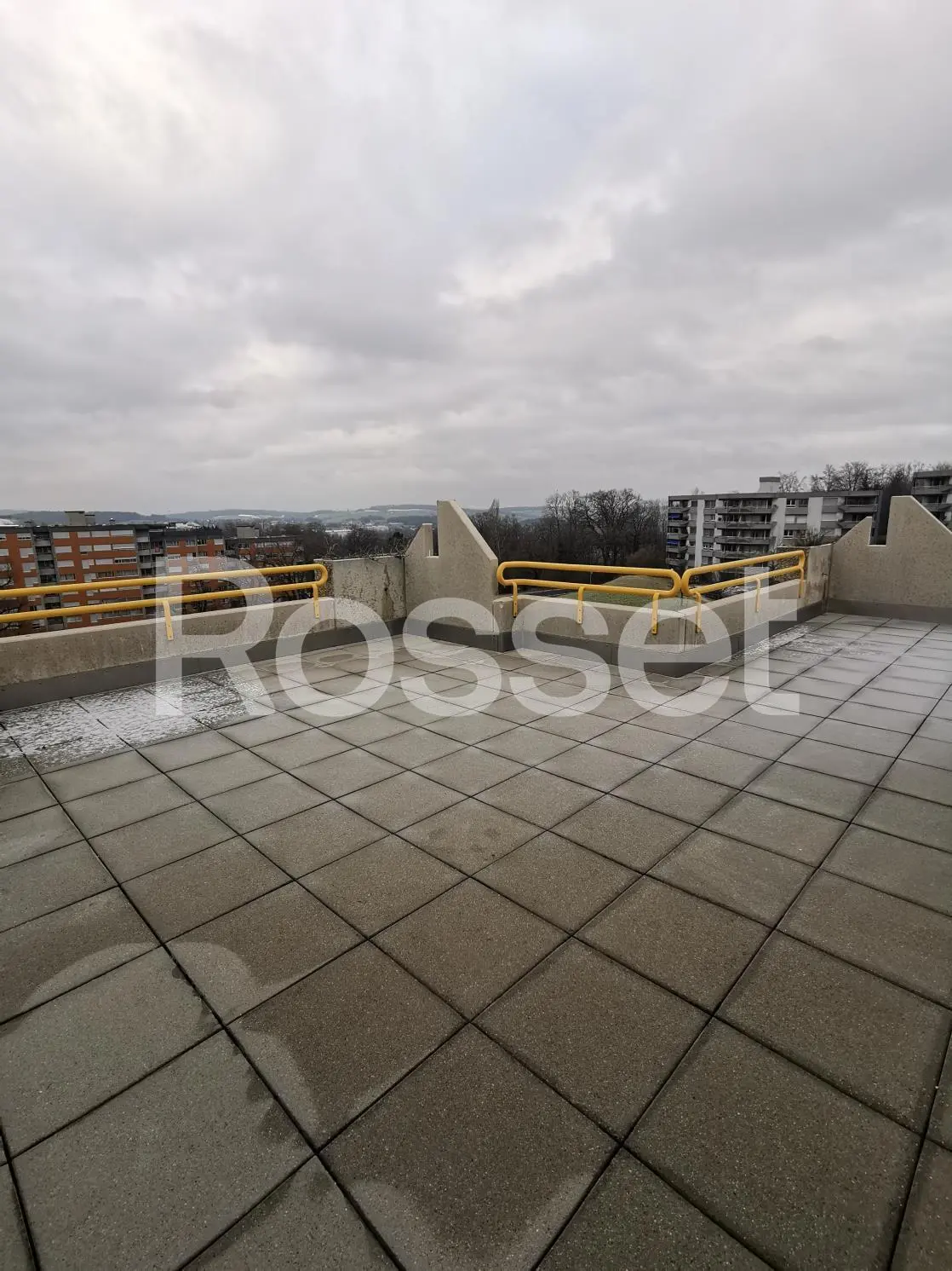 Dachterrasse mit Stadtblick