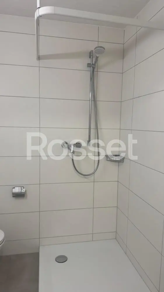 Badezimmer mit Dusche