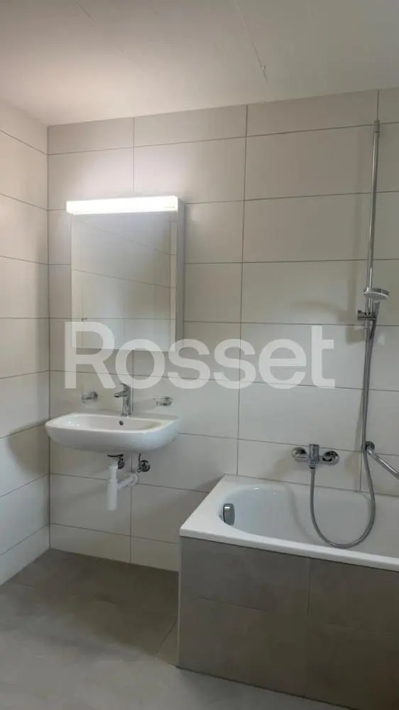 Modernes Badezimmer mit Wanne und Waschtisch