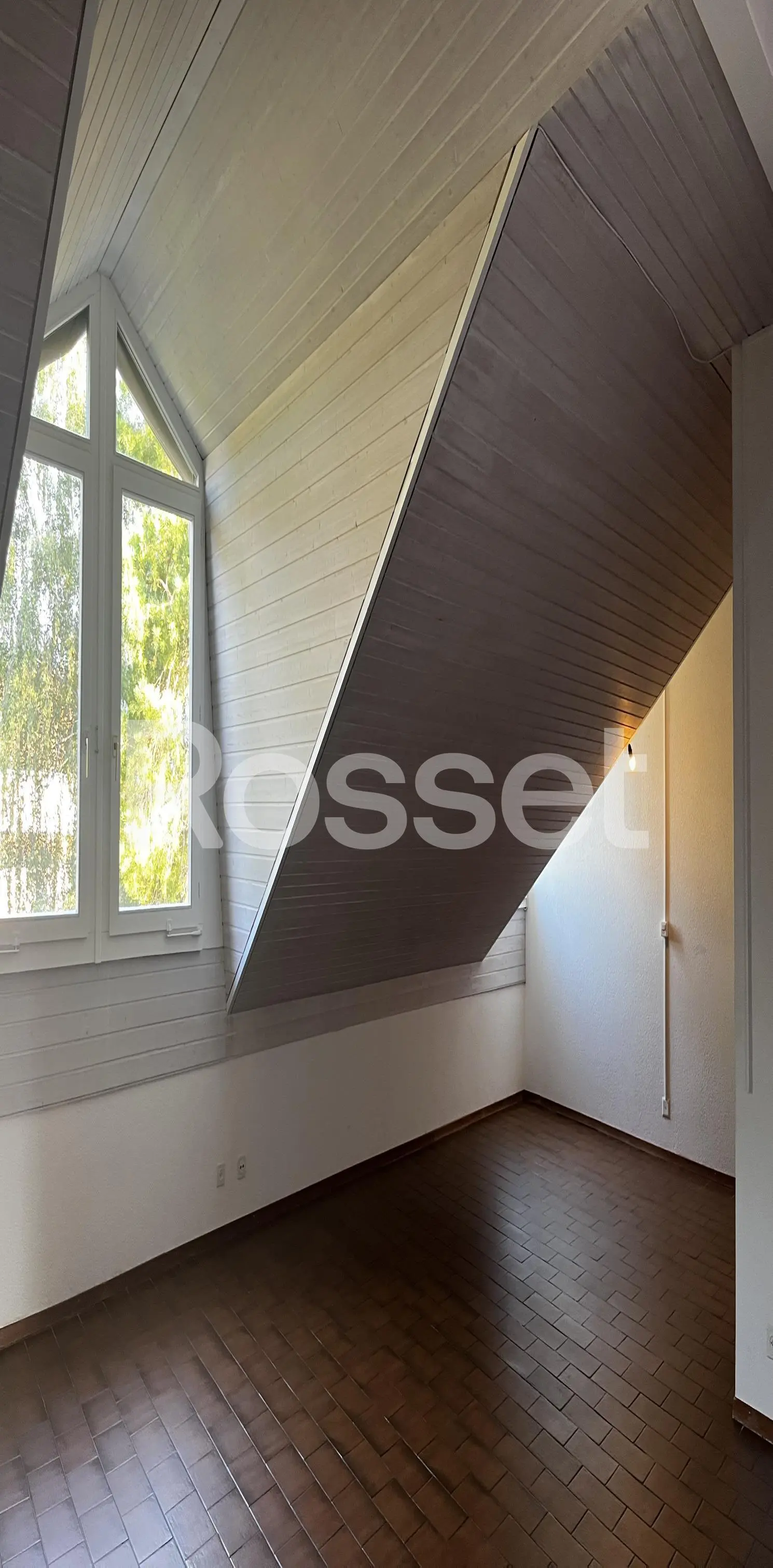 Dachgeschossraum mit großem Giebel-Fenster