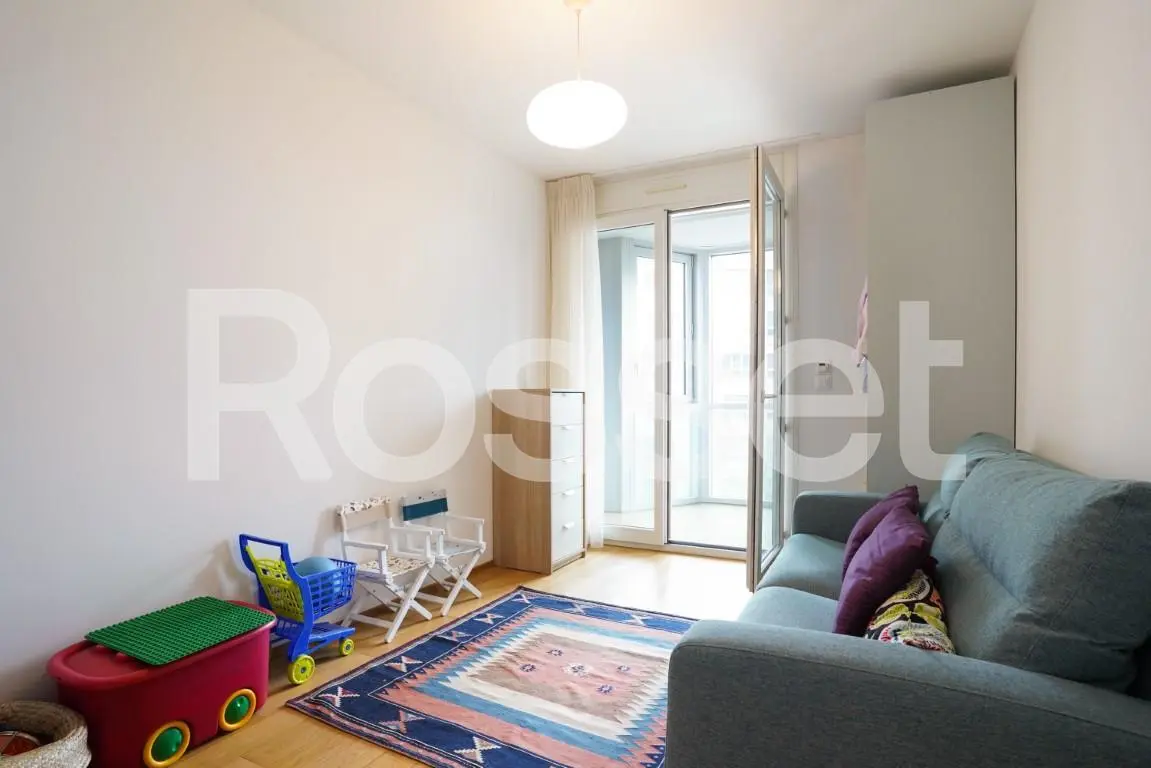Helles Wohnzimmer mit Balkonzugang