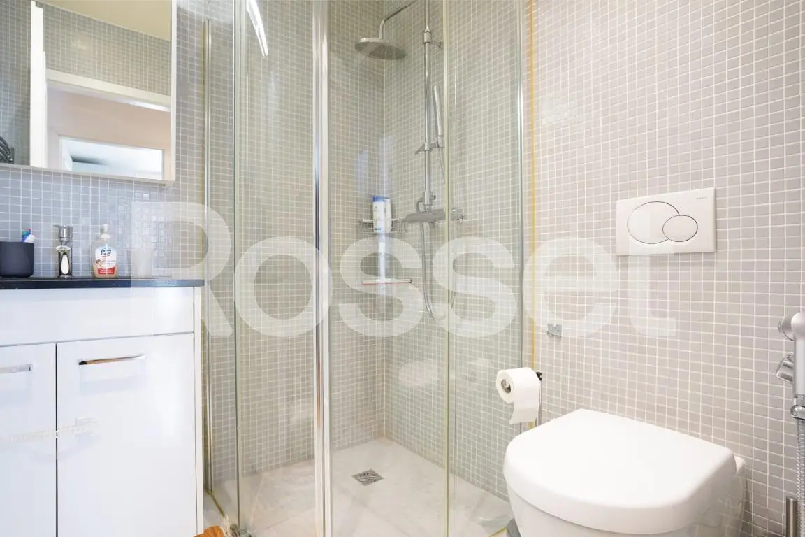 Modernes Badezimmer mit Glasduschkabine